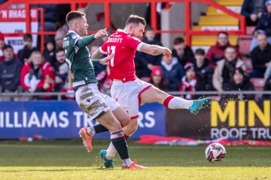 Wrexham AFC 'den Jack Marriott, 1 Mart 2025' te SToK Cae Ras, Wrexham 'da oynanan Wrexham-Bolton Wanderers maçında gol atarken görülüyor.