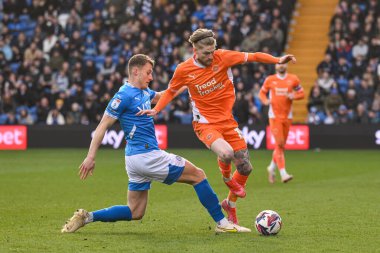 Blackpool 'dan Hayden Coulson, Stockport County' den Owen Moxon 'ın 1. Skor Ligi maçı Stockport County - Blackpool maçında Stokport, İngiltere' deki Edgeley Park Stadyumu, 1 Mart 2025