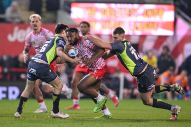 Edwin Ipape, Katalan Ejderhaları 'ndan Elliott Whitehead ve Katalan Ejderhaları' ndan Luke Keary tarafından 28 Şubat 2025 'te Leigh Spor Köyü' nde Leigh Leopards 'a karşı Catalans Ejderhaları maçında yenildi.