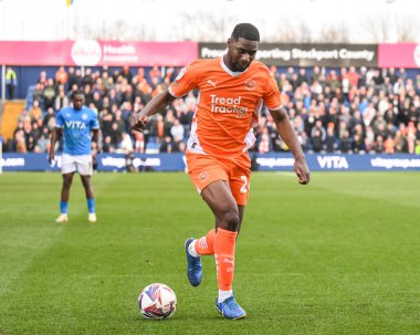 Blackpool 'dan Odeluga Offiah, 1 Mart 2025 tarihinde Stockport' ta oynanan Stokport County-Blackpool maçında topla bir çıkış yaptı.