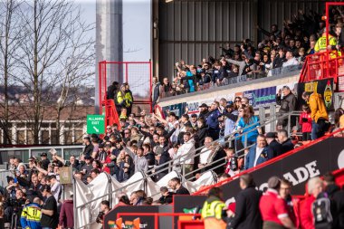 Bolton Wanderers taraftarları 1 Mart 2025 'te Wrexham - Bolton Wanderers maçı öncesinde SToK Cae Ras, Wrexham, İngiltere