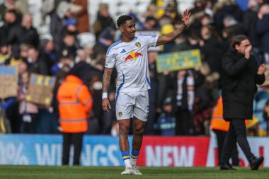 Leeds United takımından Jnior Firpo, 1 Mart 2025 'te Leeds Road, İngiltere' de oynanan Leeds United-West Bromwich Albion maçında taraftarlara el sallıyor.