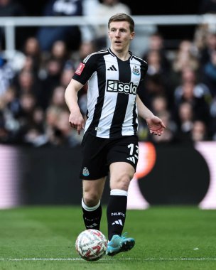 Newcastle United takımından Matt Targett, Birleşik Emirlikler Kupası 5. Raund Newcastle United ile Brighton ve Hove Albion arasında 2 Mart 2025 'te St. James' s Park, Newcastle, İngiltere 'de oynanan karşılaşmada