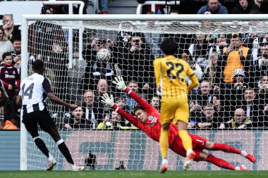 Newcastle United 'tan Alexander Isak, 2 Mart 2025' te Birleşik Krallık 'taki St. James' s Park 'ta oynanan 5. Newcastle United ve Hove Albion karşılaşmasında 1-0 berabere kaldığı için penaltı aldı.