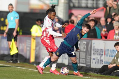 Stevenage 'den Kyle Edwards Huddersfield Town takımından Oliver Turton 1. Stevenage - Huddersfield Town maçı sırasında Lamex Stevenage, İngiltere' de 1 Mart 2025 'te faul yaptı.