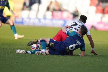 Huddersfield Town 'dan Jonathan Hogg, Stevenage' den Louis Thompson 'a karşı Stevenage - Huddersfield Town maçı sırasında Lamex Stevenage, İngiltere' de 1 Mart 2025 tarihinde faul yaptı.