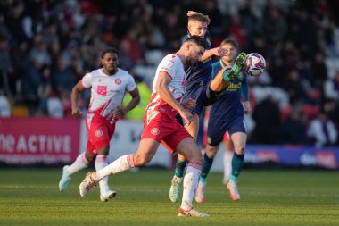 Huddersfield Town 'dan Callum Marshall Stevenage - Huddersfield Town maçında Stevenage - Lamex Stevenage, Stevenage, İngiltere 1 Mart 2025' te Stevenage maçı sırasında Stevenage 'den Dan Sweeney' in önünde topu kazandı.