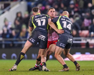 Katalan Ejderhaları 'ndan Bayley Sironen ve Katalan Ejderhaları' ndan Alrix Da Costa 'nın oynadığı Towse, 28 Şubat 2025' te Leigh Spor Köyü, Leigh, İngiltere 'de oynanan Betfred Süper Lig 3. tur karşılaşmasında Leigh Leopards' a karşı Catalans Ejderhaları ile karşı karşıya geldi.