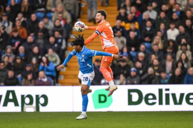 Blackpool 'dan James Husband, 1 Mart 2025' te Stockport County 'nin Edgeley Park Stadyumu' ndaki Blackpool maçında yüksek topu kazanmak için sıçradı.