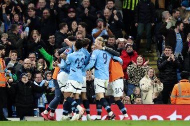 Manchester City 'den Nico O' Reilly, 1 Mart 2025 tarihinde Etihad Stadyumu, Manchester City - Plymouth Argyle maçında 2-1 'lik galibiyetini kutluyor.