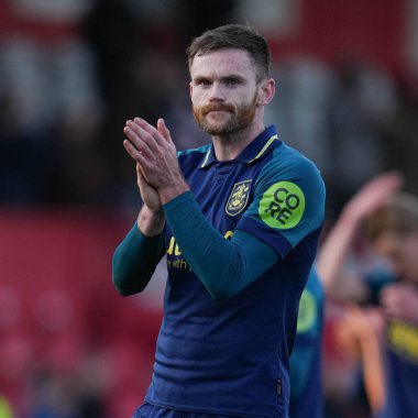 Huddersfield Town 'dan Oliver Turton, 1 Mart 2025' te Lamex Stevenage, İngiltere 'deki Stevenage-Huddersfield Town maçının ardından taraftarlarını alkışlıyor.