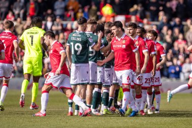 Bolton Wanderers 'dan Aaron Collins ve Wrexham AFC' den Tom O 'Connor, 1 Mart 2025' te SToK Cae Ras, Wrexham, İngiltere 'de oynanan Wrexham-Bolton Wanderers maçında el sıkıştı.