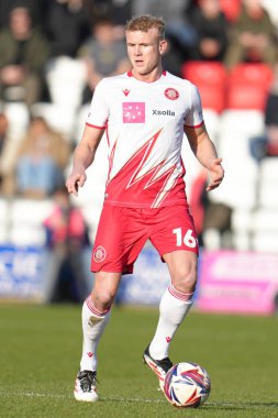 Stevenage takımından Lewis Freestone, 1 Mart 2025 'te İngiltere' nin Lamex Stadyumu 'nda Stevenage-Huddersfield Town maçında topa vuruyor.