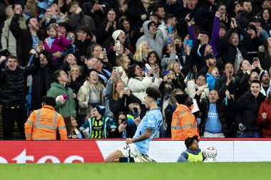 Manchester City 'den Nico O' Reilly, 1 Mart 2025 tarihinde Etihad Stadyumu, Manchester City - Plymouth Argyle maçında 2-1 'lik galibiyetini kutluyor.