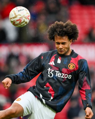 Manchester United 'dan Joshua Zirkzee, Birleşik Krallık' ın Old Trafford kentinde oynanan 5. Raund Manchester United maçından önce ısınıyor.