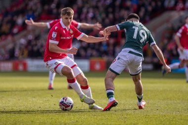 Wrexham AFC 'den Max Cleworth, 1 Mart 2025' te SToK Cae Ras, Wrexham 'da oynanan Sky Bet 1 karşılaşmasında Bolton Wanderers takımından Aaron Collins' i yendi.