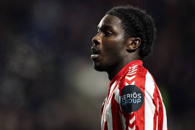 Sunderland 'dan Eliezer Mayenda, 28 Şubat 2025' te Sheffield Çarşamba günü Hillsborough, Sheffield, İngiltere 'de oynanan Sky Bet Şampiyonası karşılaşmasında taraftarlarla 1-2 yapma hedefini kutluyor.
