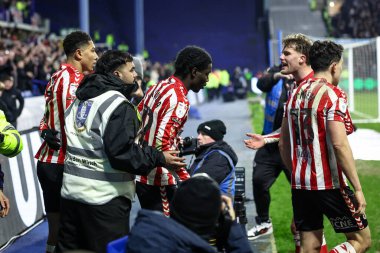 Sunderland 'dan Eliezer Mayenda, 28 Şubat 2025' te Sheffield Çarşamba günü Hillsborough, Sheffield, İngiltere 'de oynanan Sky Bet Şampiyonası karşılaşmasında taraftarlarla 1-2 yapma hedefini kutluyor.