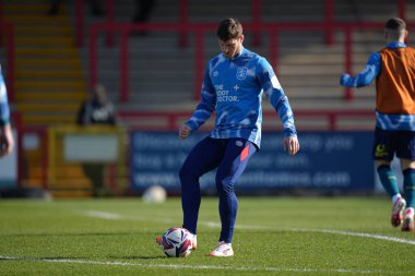 Huddersfield Town 'dan Ben Wiles, 1 Mart 2025' te İngiltere 'nin başkenti Lamex Stadyumu' nda oynanan Stevenage-Huddersfield Town maçı öncesinde ısınıyor.