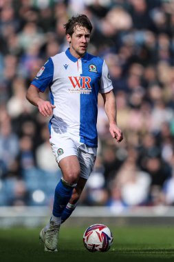 Blackburn Rovers 'dan Callum Brittain 1 Mart 2025' te İngiltere 'nin Blackburn kentinde Norwich City' e karşı oynanan Gökyüzü İddia Şampiyonası maçında öne doğru ilerliyor.