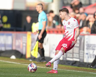 Stevenage takımından Dan Kemp topu 1 Mart 2025 'te İngiltere' nin Lamex Stevenage kentinde Stevenage-Huddersfield Town maçında çaldı.