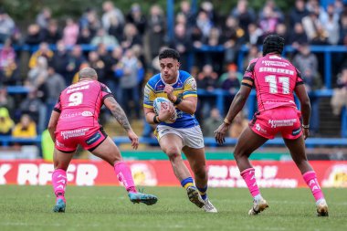 Castleford Tigers 'dan Liam Horne ve Castleford Tigers' tan Jeremiah Simbiken 'in oynadığı Keenan Palasia, 3. Betfred Süper Ligi karşılaşmasında Leeds Rhinos' a karşı Castleford Tigers Stadyumu, Leeds, İngiltere, 2 Mart 2025