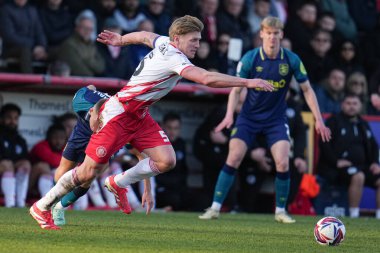 Stevenage takımından Carl Piergianni, 1 Mart 2025 'te Stevenage, Lamex Stevenage, İngiltere' de Huddersfield Town 'a karşı oynadığı Gökyüzü İddia Ligi 1 maçında topa vuruyor.