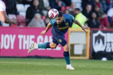 Huddersfield Town 'dan Brodie Spencer 1 Mart 2025' te Lamex Stevenage, İngiltere 'de oynanan Stevenage-Huddersfield Town maçında topu ileri taşıyor.