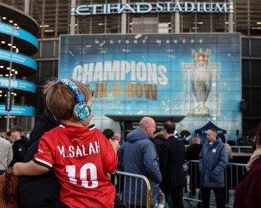 Liverpool FC Mohamed Salah forması giyen genç bir taraftar, 1 Mart 2025 tarihinde Etihad Stadyumu 'nda oynanan 5.