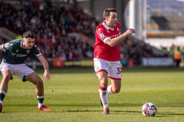 Wrexham AFC takımından Matty James, Wrexham - Bolton Wanderers maçında 1 Mart 2025 'te SToK Cae Ras, Wrexham, İngiltere