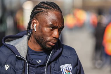 West Bromwich Albion takımından Devante Cole, 1 Mart 2025 'te İngiltere' nin Leeds Road şehrinde oynanan ve Batı Bromwich Albion 'a karşı oynanan Sky Bet Şampiyonası karşılaşmasında geldi.