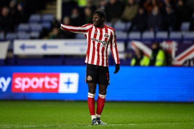 Sunderland 'dan Eliezer Mayenda takımına 28 Şubat 2025' te Sheffield Çarşamba günü Hillsborough, Sheffield, İngiltere 'de oynanan Sunderland maçında talimat veriyor.