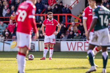 Wrexham AFC 'den Elliot Lee, 1 Mart 2025' te SToK Cae Ras, Wrexham 'da oynanan Wrexham-Bolton Wanderers maçında serbest atışın başında duruyor.