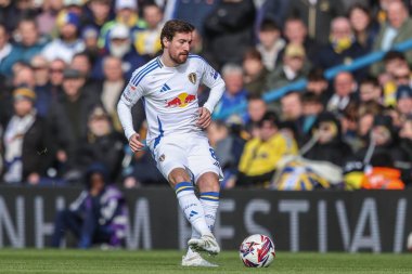 Leeds United takımından Joe Rothwell, 1 Mart 2025 'te Leeds Road, İngiltere' de oynanan ve Batı Bromwich Albion 'a karşı oynanan Sky Bet Şampiyonası maçında pas attı.