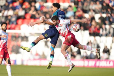Huddersfield Town 'dan Ruben Roosken ve Stevenage Ligi 1 maçında Stevenage, Huddersfield Town' a karşı Lamex Stevenage, İngiltere 1 Mart 2025 'te oynanan Stevenage maçında Stevenage için mücadele eden Stevenage ve Nick Freeman.