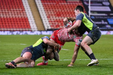 Umyla Hanley, Katalan Ejderhaları 'ndan Arthur Romano ve Katalan Ejderhaları' ndan Luke Keary tarafından 28 Şubat 2025 'te Leigh Spor Köyü' nde oynanan Betfred Süper Lig 3. Raundunda Leigh Leopards ve Catalans Dragons maçında yenildi.