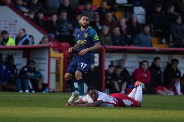 Stevenage 'den Brandon Hanlan, 1 Mart 2025' te Lamex Stevenage, İngiltere 'de oynanan Sky Bet 1 karşılaşmasında Huddersfield Town' a karşı oynanan karşılaşmada Huddersfield Town 'dan Brodie Spencer' a faul arıyor.