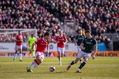 Wrexham AFC 'den Ryan Longman Bolton Wanderers' dan Alex Murphy 'yi aldı. 1 Mart 2025' te Wrexham, SToK Cae Ras, Wrexham 'da Bolton Wanderers' a karşı.