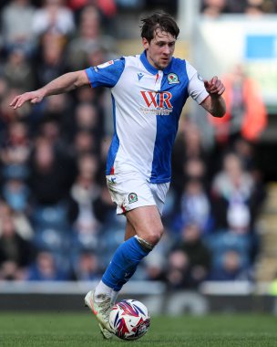 Blackburn Rovers 'dan Callum Brittain 1 Mart 2025' te İngiltere 'nin Blackburn kentinde Norwich City' e karşı oynanan Gökyüzü İddia Şampiyonası maçında öne doğru ilerliyor.