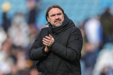 Leeds United takımının teknik direktörü Daniel Farke, 1 Mart 2025 'te Leeds Road, Leeds, İngiltere' de oynanan Sky Bet Şampiyonası karşılaşmasında taraftarları alkışlıyor.