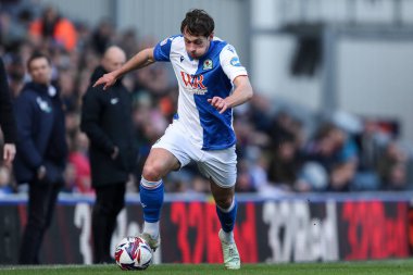 Blackburn Rovers 'dan Callum Brittain 1 Mart 2025' te İngiltere 'nin Blackburn kentinde Norwich City' e karşı oynanan Gökyüzü İddia Şampiyonası maçında öne doğru ilerliyor.