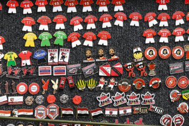 Bir taraftar, 2 Mart 2025 'te Old Trafford, Manchester, Birleşik Krallık' ta oynanan 5. Raund Manchester United - Fulham karşılaşması öncesinde yapılan sahanın pin kartlarına bakıyor.