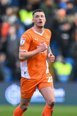 Blackpool takımından Oliver Casey, 1 Mart 2025 'te Stockport County' ye karşı Stockport Park Stadyumu 'nda oynanan maçta