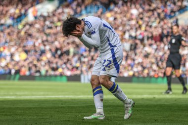 Leeds United takımından Ao Tanaka, 1 Mart 2025 tarihinde Leeds Road, Leeds, İngiltere 'de oynanan ve West Bromwich Albion' a karşı oynanan Sky Bet Şampiyonası karşılaşmasında gol atma şansını kaçırmasına tepki gösterdi.