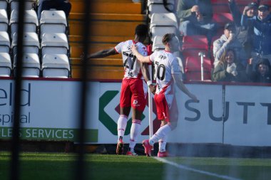 Stevenage 'den Brandon Hanlan, 1 Mart 2025 tarihinde İngiltere' nin Stevenage kentindeki Huddersfield Town 'a karşı oynanan Sky Bet 1 karşılaşmasında eşitliği kutluyor.