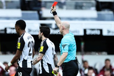 Hakem Anthony Taylor, Brighton & Hove Albion takımından Tariq Lamptey 'e, Birleşik Newcastle United ve Hove Albion' un 2 Mart 2025 'te St. James' s Park, Newcastle 'da oynadığı 5.