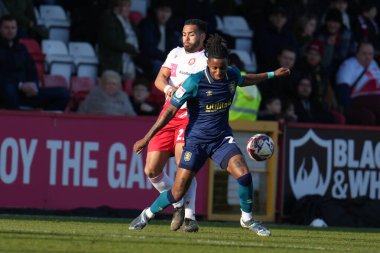 Huddersfield Town 'dan Tawanda Chirewa ve Stevenage 1 karşılaşmasında Stevenage, Huddersfield Town' a karşı Lamex Stevenage, İngiltere 1 Mart 2025