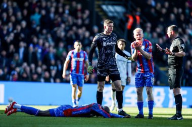 Kristal Saray 'dan Jean-Philippe Mateta' ya Millwall 'dan Liam Roberts tarafından 1 Mart 2025' te Selhurst Park, Londra, İngiltere 'de oynanan 5.