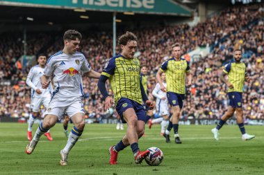 West Bromwich Albion takımından Callum Styles, 1 Mart 2025 'te İngiltere' nin Leeds şehrinde oynanan ve Batı Bromwich Albion 'a karşı oynanan Sky Bet Şampiyonası maçında pas attı.