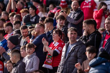 Wrexham AFC taraftarları 1 Mart 2025 tarihinde Wrexham - Bolton Wanderers maçında SToK Cae Ras, Wrexham, İngiltere